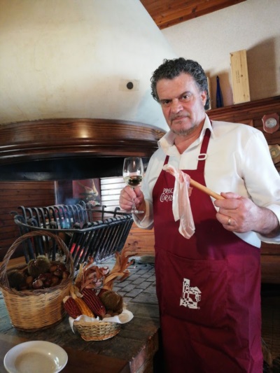 Corrado nel tipico Fogolar  