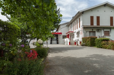Il viale di ingresso della Prosciutti Coradazzi. I fiori sono quelli di Giovanna. 