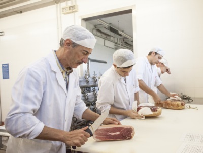 L'attenzione e la cura prima del confezionamento del Prosciutto 