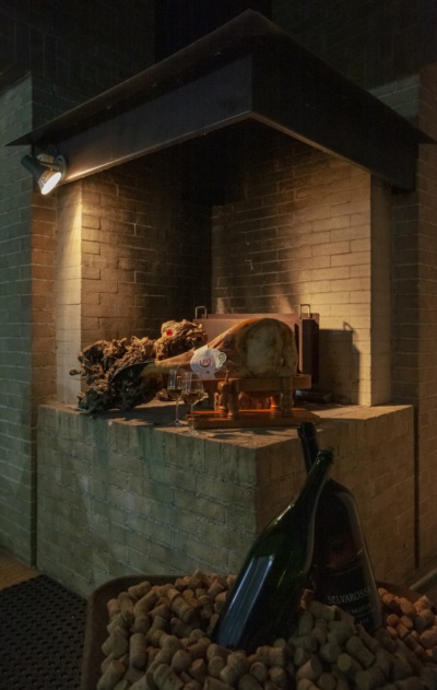 La griglia esterna ambientata con il prosciutto Coradazzi con osso 
