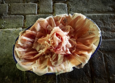Prosciutto Coradazzi tagliato finissimo e disposto ad arte 