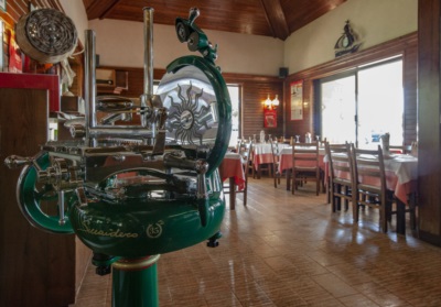 La sala interna dell'Osteria Al Baccaro. In primo piano la "Snaidero Mirco" affettatrice artigianale 